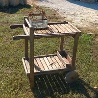 carrello da giardino molto antico e lampada 