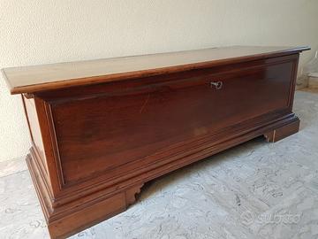 Antica cassapanca modenese del 700