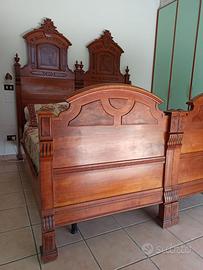 Letto matrimoniale in legno massello stile antico