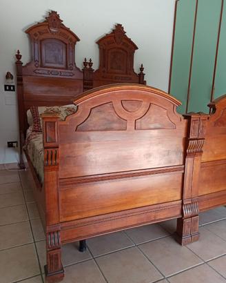Letto matrimoniale in legno massello stile antico