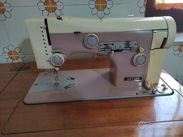 Macchina da cucire Necchi vintage 