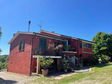 Rustico / Casale di 437 m² con più di 5 locali e b