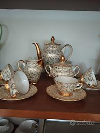 Elegante servizio da tè in porcellana.