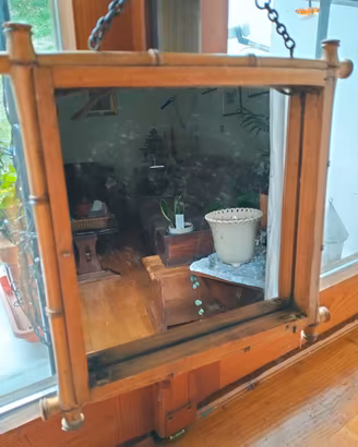 vecchio specchio da toeletta in finto bamboo