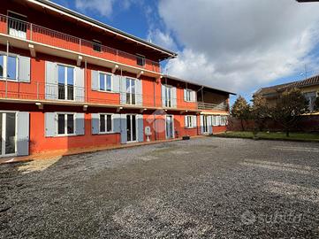 VILLA A SCHIERA A MOMO