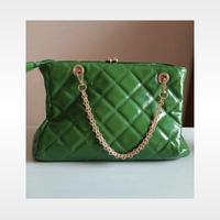 Borsa in ecopelle verniciata verde