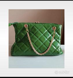 Borsa in ecopelle verniciata verde
