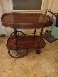 Carrello bottiglie e alimenti