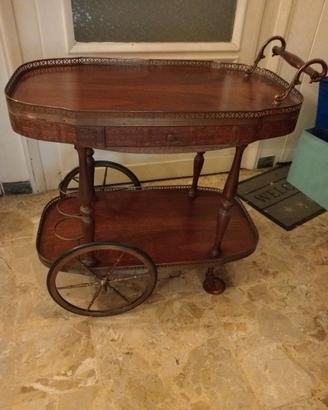 Carrello bottiglie e alimenti