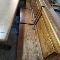 Cassapanca, tavolo e sedie in legno