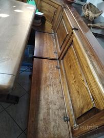 Cassapanca, tavolo e sedie in legno