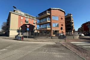 Palazzo / Stabile di 550 m² con più di 5 locali a 