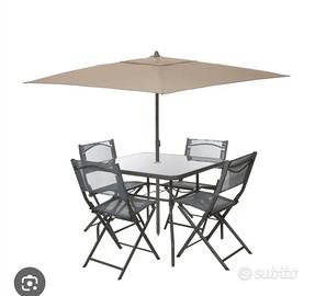 tavolo e sedie da giardino con ombrellone 