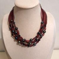 Collana di perle nere coltivate e seta