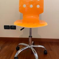 Sedia a rotelle arancione e bianca