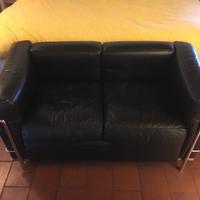 Divano LC2 di Le Corbusier in cuoio nero
