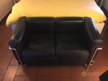 Divano LC2 di Le Corbusier in cuoio nero