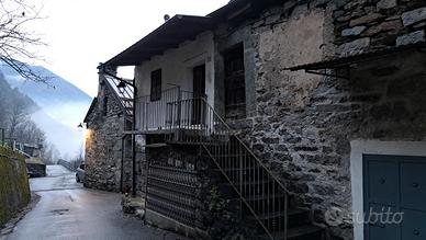 Casa baita di montagna con anditi e box