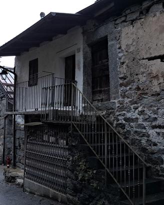 Casa baita di montagna con anditi e box