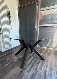 Tavolo di design moderno in vetro e legno