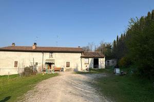 cascinale a Solferino diviso in tre appart