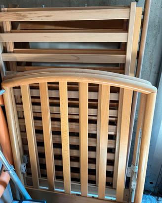 Lettino in legno con spondine regolabili