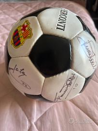 Pallone calcio con firme a pennarello autentiche