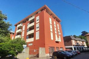 AMPIO NEGOZIO CON DOPPIO INGRESSO