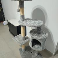 Struttura  con tiragraffi per gatti con cuccia