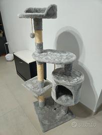 Struttura  con tiragraffi per gatti con cuccia