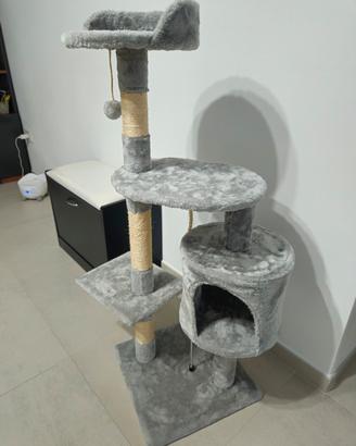 Struttura  con tiragraffi per gatti con cuccia