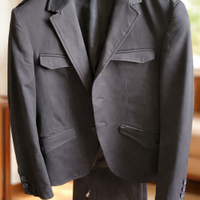 abito completo nero semilucido e giacca bianca