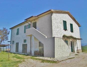 Azienda agricola con casale, annessi e terreno