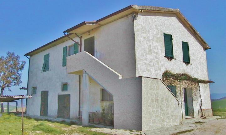 Azienda agricola con casale, annessi e terreno