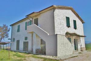 Azienda agricola con casale, annessi e terreno