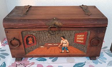 un vecchio baule o cassetta in legno