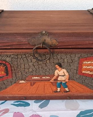 un vecchio baule o cassetta in legno
