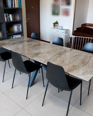 Tavolo estendibile in marmo OVVIO con sedie