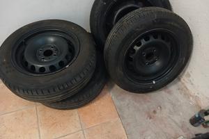 cerchi in ferro da 14 con pneumatici semi nuovi
