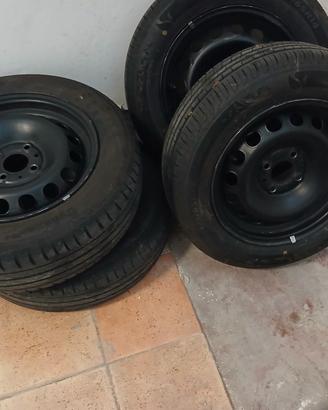 cerchi in ferro da 14 con pneumatici semi nuovi