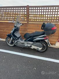 Piaggio Beverly 250 + 2 caschi nuovi!