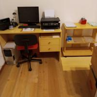 Scrivania con sedia e mobiletto