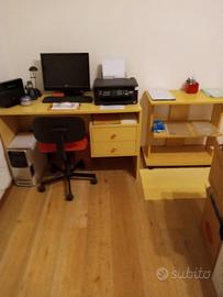 Scrivania con sedia e mobiletto