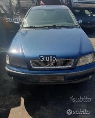 Volvo v 40 anno 2002