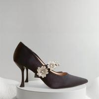 Décolleté raso nero cinturino fiori in Swarovski