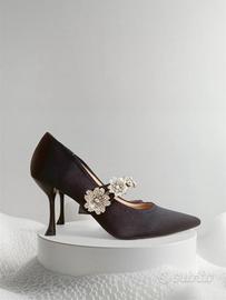 Décolleté raso nero cinturino fiori in Swarovski