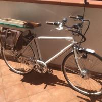 Bicicletta con pedalata assistita da uomo