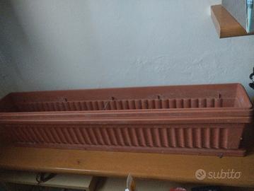 vaschetta di plastica color marrone l1 metro