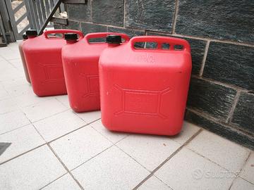 n.4 taniche in plastica da 20 litri 