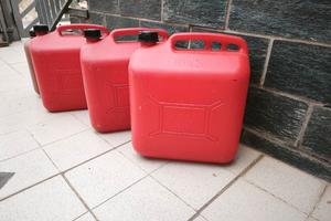 n.4 taniche in plastica da 20 litri 